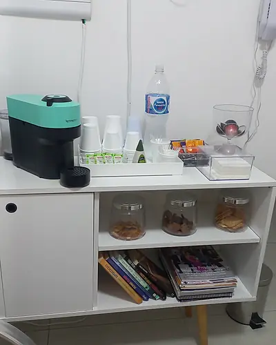 Espaço de cortesia com café e água à disposição das famílias