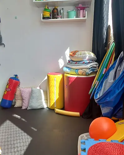 Canto lúdico com materiais coloridos para estimulação infantil