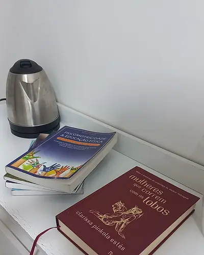 Livros e referências de estudo em psicomotricidade sobre uma mesa