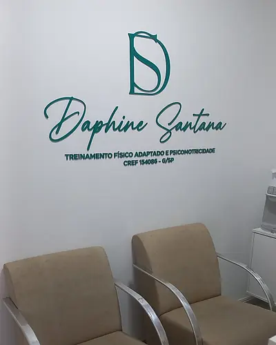 Recepção e sala de espera do Espaço Daphine Santana, com poltronas e a identidade visual na parede